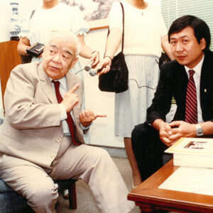 華裔太空科學家王贛駿會員中研院長吳大猷博士Dr.Wu Ta-you Talking with Astrondut Dr.Taylor waug-戲劇 近代人物-MOFA109179CF-2020-12-PH00043-118