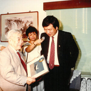 華裔太空科學家王贛駿會員中研院長吳大猷博士Dr.Wu Ta-you Talking with Astrondut Dr.Taylor waug-戲劇 近代人物-MOFA109179CF-2020-12-PH00043-120