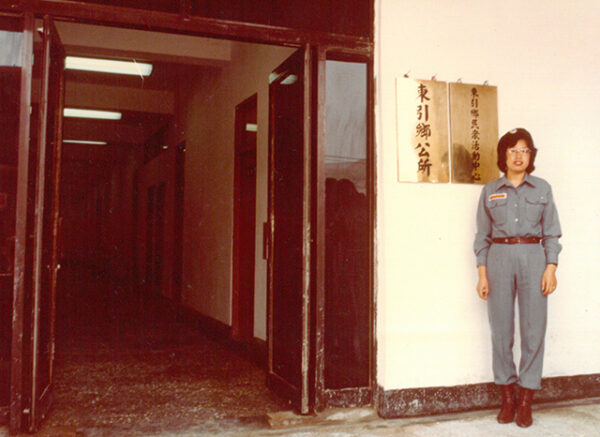 東引鄉公所與女自衛隊員 A woman guard of the village office in Matsu