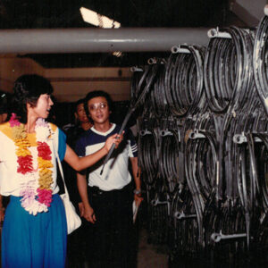 反共義士胡娜小姐參觀網求拍工廠 Freedom-seeker Hu-Na visiting Taiwan's tennis racket plant-金馬前線、反共義士、愛國活動-MOFA109179CF-2020-12-PH00044-077