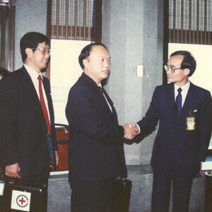 大陸紅十字會代表曲折與莊仲希抵台，海基會副秘書陳榮傑(右)到機場歡迎-金馬前線、反共義士、愛國活動-MOFA109179CF-2020-12-PH00044-247