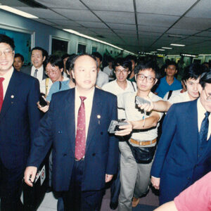 大陸紅十字會代表在機場接受媒體訪問-金馬前線、反共義士、愛國活動-MOFA109179CF-2020-12-PH00044-249