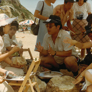 新華通訊社照片 第0592號 第一屆台灣同鄉青年夏令營在大連舉行 七月中旬，由中華全國台灣同胞聯誼會組織的第一屆台灣同鄉青年夏令營在美麗的海濱城市大連舉行。來自海內外的二百多名台灣同鄉青年參加了本屆夏令營。 彩60657 從台灣回到大陸的李大維(前右二)和新結識的朋友在一起親切交談。-兩岸交流-MOFA109179CF-2020-12-PH00045-026