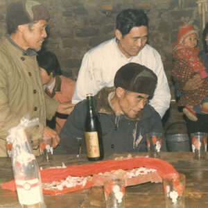 新華通訊社照片 第0067號 台灣返鄉探親團部份團員回家鄉 彩96261 離開大陸四十年的魏慈英先生回到家鄉湖南省常寧縣管鍾村。鄉親們按照當地風俗為他舉行了"掛紅"歡迎儀式。這是他在儀式上與弟弟魏慈豪(左一)扶年邁的舅舅管世丁入座。-兩岸交流-MOFA109179CF-2020-12-PH00045-027