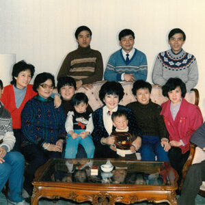 新華通訊社照片 第0885號 梁實秋遺孀韓菁清女士在上海 台灣著名作家梁實秋先生遺孀韓菁清女士于十二月三日至十七日在上海逗留探親。其間她在武漢、昆明、貴陽、重慶和北京的親友都趕過來和韓女士相聚。 韓菁清女士生於上海。十七歲時才離瀘去香港。她對年少時在上海的生活經歷記憶猶新。至今講得滿口標準的上海話。她在上海的親友帶她逛老城隍廟，尋找小時候玩耍的足跡；品嘗美味的湯麵，又勾起了她對往日的回憶。對此次上海之行，韓菁清女士稱要把這段美好的時光在心裡帶回台灣去，與台灣的家人細細分享。彩94933 韓菁清與大陸的親友在上海團聚。-兩岸交流-MOFA109179CF-2020-12-PH00045-028