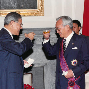 總統贈勳韓國國會議長朴浚圭閣下-李總統照片冊-MOFA109179CF-2020-12-PH00110-092