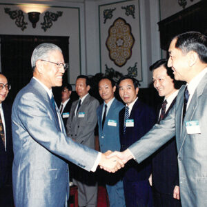 總統以茶會款待新聞局駐外國際新聞人員張佑為先生等人於總統府-李總統照片冊-MOFA109179CF-2020-12-PH00113-014