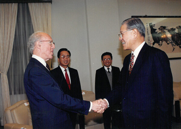 總統接見一九八三年諾貝爾經濟學獎得主迪布魯教授-李總統照片冊-MOFA109179CF-2020-12-PH00118-006