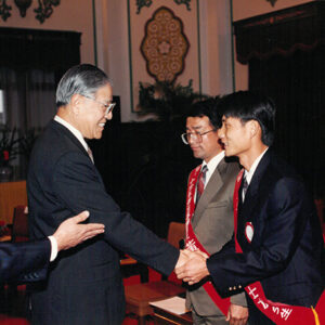 總統以茶會款待八十三年傑出農民、青年農民及農家婦女陳永豐等人於總統府-李總統照片冊-MOFA109179CF-2020-12-PH00118-024