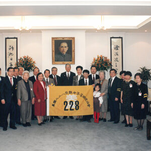 總統接見美國二二八遺族回國訪問團郭勝華等人於總統府-李總統照片冊-MOFA109179CF-2020-12-PH00118-067