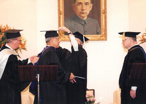 總統接受美國南美以美大學致贈榮譽法學博士學位於總統府-李總統照片冊-MOFA109179CF-2020-12-PH00118-077
