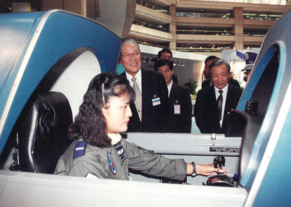 總統蒞臨參觀一九九三年台北國際航太科技及國防工業展於世貿中心-李總統照片冊-MOFA109179CF-2020-12-PH00119-026
