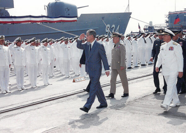 總統巡視諾克斯級軍艦於高雄左營-李總統照片冊-MOFA109179CF-2020-12-PH00119-038