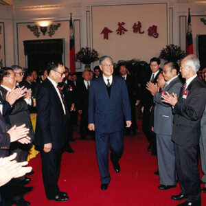 總統以茶會款待僑務委員會八十二年全體委員會議出席委員於總統府-李總統照片冊-MOFA109179CF-2020-12-PH00119-088