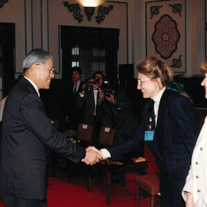 總統以茶會款待一九九三年國際婦女會議與會外國代表於總統府-李總統照片冊-MOFA109179CF-2020-12-PH00119-090