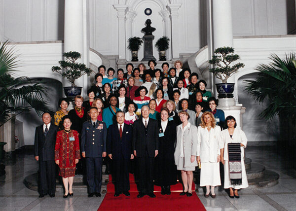 總統以茶會款待一九九三年國際婦女會議與會外國代表於總統府-李總統照片冊-MOFA109179CF-2020-12-PH00119-091