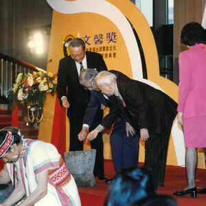 李總統登輝先生於「文馨獎」與文化界代表巫永福及企業界代表辜濂松(左一)各抓一把小米象徵共同撥撒文化與企業的種苗 國家劇院-李登輝總統活動照片冊-MOFA109179CF-2020-12-PH00166-003