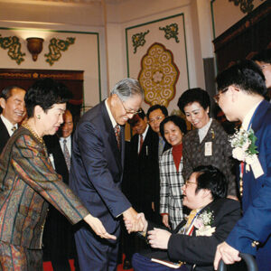 李總統登輝先生在救國團主任李鍾桂(前排左一)陪同下接見青年獎章得主石兆珀等14人 總統府-李登輝總統活動照片冊-MOFA109179CF-2020-12-PH00166-008