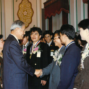 李總統登輝先生在救國團主任李鍾桂(前排左二)陪同下接見社會及大專優秀青年代表等一行人100人 總統府-李登輝總統活動照片冊-MOFA109179CF-2020-12-PH00166-009