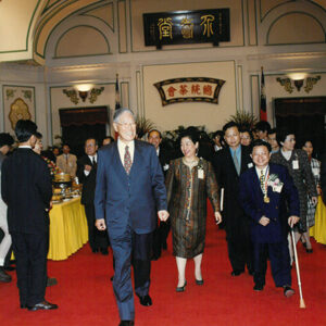 李總統登輝先生茶會款待87年青年獎章得獎人、社會暨大專優秀青年陳石定等人 總統府-李登輝總統活動照片冊-MOFA109179CF-2020-12-PH00166-010