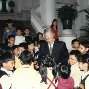 李總統登輝先生與第38屆中小學科學展覽優勝學生代表親切交談 總統府-李登輝總統活動照片冊-MOFA109179CF-2020-12-PH00166-018