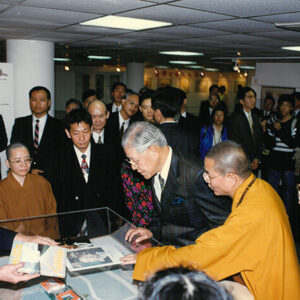 李總統登輝先生參觀淨耀法師法治教育漫畫系列原畫作品展 台北國父紀念館-李登輝總統活動照片冊-MOFA109179CF-2020-12-PH00166-025