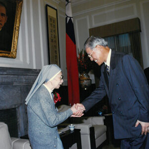 李登輝總統接見第8屆醫療奉獻獎得獎人馬玉芳修女等人 總統府-李登輝總統活動照片冊-MOFA109179CF-2020-12-PH00166-030