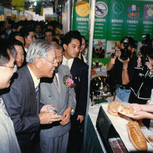 李登輝總統參觀教育部87年技職院校博覽會 台灣科技大學-李登輝總統活動照片冊-MOFA109179CF-2020-12-PH00166-033