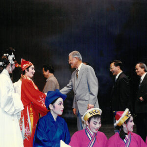 李登輝總統觀賞蘭陽戲劇團演出並與團員握手致意 宜蘭市-李登輝總統活動照片冊-MOFA109179CF-2020-12-PH00166-036