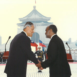 李登輝總統伉儷以軍禮歡迎海地總統蒲雷華閣下暨夫人 中正紀念公園-李登輝總統活動照片冊-MOFA109179CF-2020-12-PH00166-038