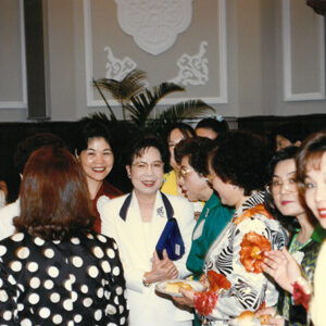 李總統夫人曾文惠女士與世界華人工商婦女企管協會代表柯杜瑞琴等人寒暄 總統府-李登輝總統活動照片冊-MOFA109179CF-2020-12-PH00166-055