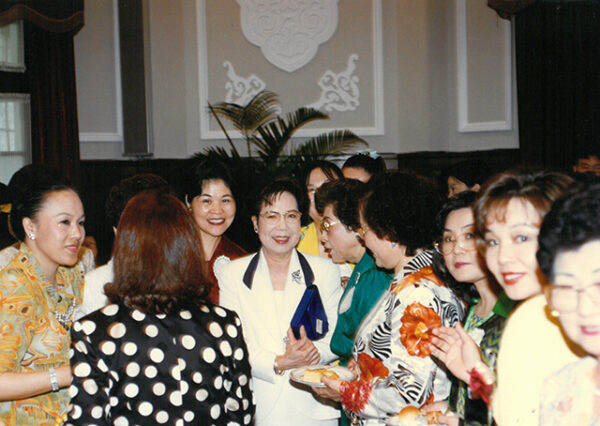 李總統夫人曾文惠女士與世界華人工商婦女企管協會代表柯杜瑞琴等人寒暄 總統府-李登輝總統活動照片冊-MOFA109179CF-2020-12-PH00166-055