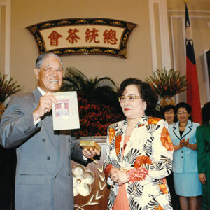 李登輝總統贈書予世界華人工商婦女企管協會代表柯杜瑞琴等人 總統府-李登輝總統活動照片冊-MOFA109179CF-2020-12-PH00166-056