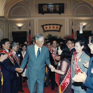 李登輝總統茶會款待模範勞工代表陳秋霞等人 總統府-李登輝總統活動照片冊-MOFA109179CF-2020-12-PH00166-057