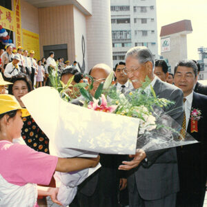 李登輝總統蒞臨台北縣新店國小百週年校慶慶祝大會受到該校師生的熱烈歡迎 台北新店-李登輝總統活動照片冊-MOFA109179CF-2020-12-PH00166-058