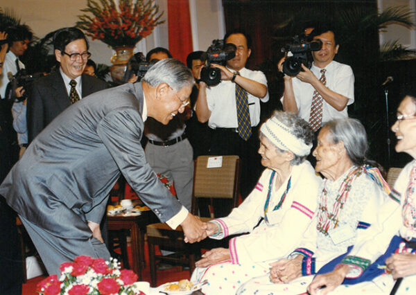 李登輝總統一一彎腰向在座的泰雅族原住民紋面長者握手致意 總統府-李登輝總統活動照片冊-MOFA109179CF-2020-12-PH00166-063