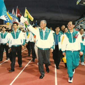 李登輝總統蒞臨第29屆全國大專院校運動會開幕典禮，在教育部長林清江(右一)陪同下繞場一週 彰化大葉大學-李登輝總統活動照片冊-MOFA109179CF-2020-12-PH00166-067