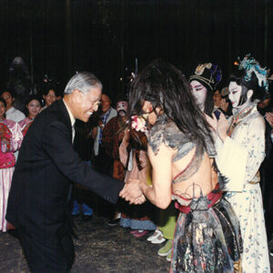 李登輝總統於觀賞復興國劇團演出的「羅生門」後，與每一位演員、工作人員親切握手致意 國家戲劇院-李登輝總統活動照片冊-MOFA109179CF-2020-12-PH00166-077