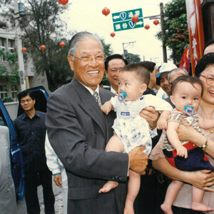 李登輝總統蒞臨後龍國小，受到當地居民的歡迎 苗栗後龍-李登輝總統活動照片冊-MOFA109179CF-2020-12-PH00166-082