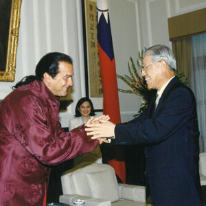 李登輝總統接見美國知名影星史帝芬席格 總統府-李登輝總統活動照片冊-MOFA109179CF-2020-12-PH00166-085