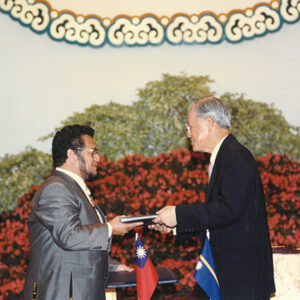 李登輝總統與諾魯總統克婁篤瑪互換聯合公報 總統府-李登輝總統活動照片冊-MOFA109179CF-2020-12-PH00166-087