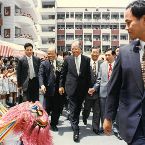李登輝總統蒞臨台北縣泰山國小百週年校慶慶祝活動，受到全校師生舞龍舞獅及夾道歡迎 台北泰山-李登輝總統活動照片冊-MOFA109179CF-2020-12-PH00166-091