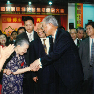 李登輝總統蒞臨「泰山國小慶祝創校百週年校慶大會」與該校年老校友握手致意 台北泰山-李登輝總統活動照片冊-MOFA109179CF-2020-12-PH00166-092