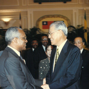 李登輝總統與聖多美普林西比共和國陀沃達總統簽署聯合公報後互相握手致意 總統府-李登輝總統活動照片冊-MOFA109179CF-2020-12-PH00166-116