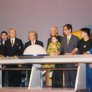 李登輝總統與孫運璿資政(左三)、中央研究院院長李遠哲博士(右三)共同主持公共電視開播按鈕儀式 台北東湖-李登輝總統活動照片冊-MOFA109179CF-2020-12-PH00166-127