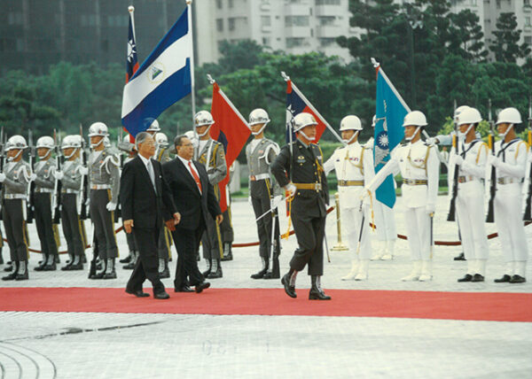 李總統登輝先生軍禮歡迎尼加拉瓜總統阿雷曼閣下 中正紀念公園廣場-李總統照片冊-MOFA109179CF-2020-12-PH00168-058