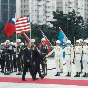 李總統登輝先生在中正紀念公園以軍禮歡迎賴比瑞亞總統泰勒伉儷-李登輝總統活動照片冊-MOFA109179CF-2020-12-PH00170-001