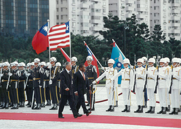 李總統登輝先生在中正紀念公園以軍禮歡迎賴比瑞亞總統泰勒伉儷-李登輝總統活動照片冊-MOFA109179CF-2020-12-PH00170-001