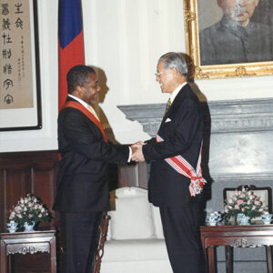 李總統登輝先生於總統府贈勳予賴比瑞亞共和國總統泰勒-李登輝總統活動照片冊-MOFA109179CF-2020-12-PH00170-002