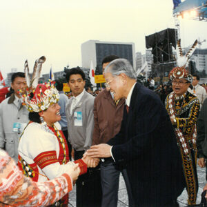 李總統登輝先生參加行政院原住民委員會成立週年慶祝會及世界原住民文化藝術節時與各族代表握手致意-李登輝總統活動照片冊-MOFA109179CF-2020-12-PH00170-022